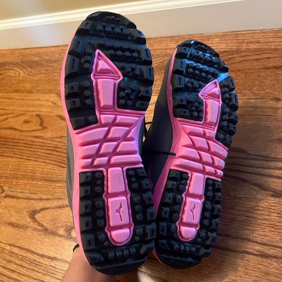Mizuno grey and pink soft ground turf cleats.
#sports #athletics #sneakers - Picture 4 of 4